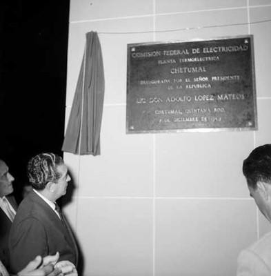 Adolfo López Mateos después de haber develado una placa de una planta Termoeléctrica