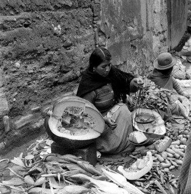 Mujer quechua vendiando alimentos en una calle de La Paz