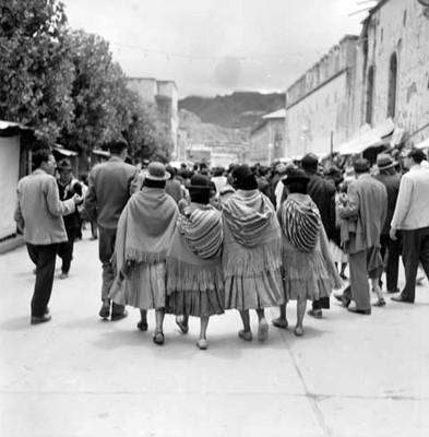 Mujeres quechuas caminando por una evenida de la Paz, Bolivia