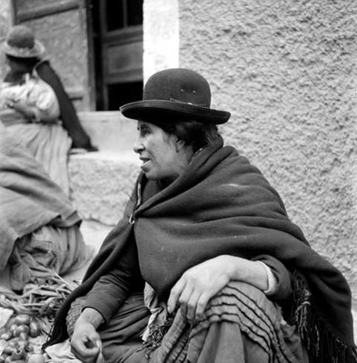 Mujer quechua senatada en una calle de La Paz, Bolivia