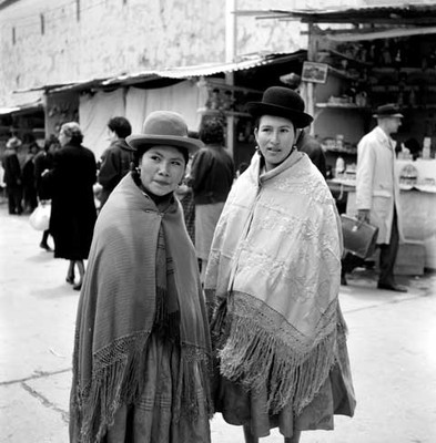 Mujeres quechuas junto a puestos ambulantes, retrato