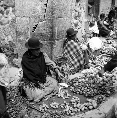 Vendedoras quechuas mostrando alimentos en una calle de la Cd. La Paz, Bolivia