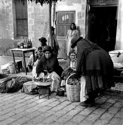 Mujeres quechuas conversando en una calle de la Cd. de La Paz, Bolivia