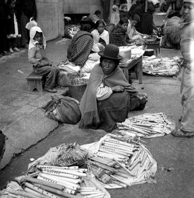 Vendedora quechua mostrando flautas en una calle de la Cd. de La Paz, Bolivia