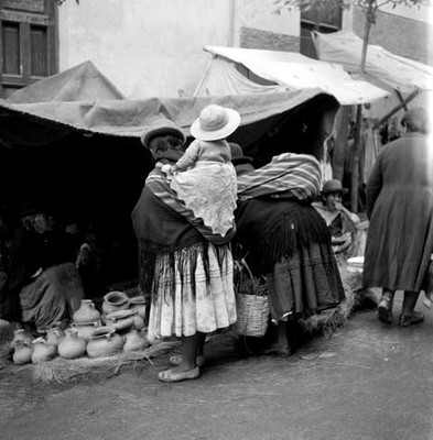 Mujeres quechuas frente un puesto ambulante en una calle de La Paz, Bolivia