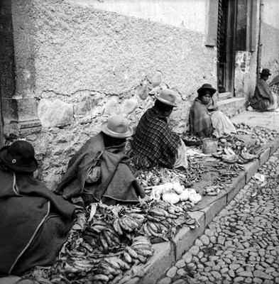 Mujeres quechuas vendiendo alimentos en una calle de la Cd de La Paz, Bolivia