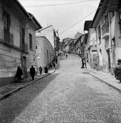 Gente caminando por una avenida de la Cd. de La Paz, Bolivia