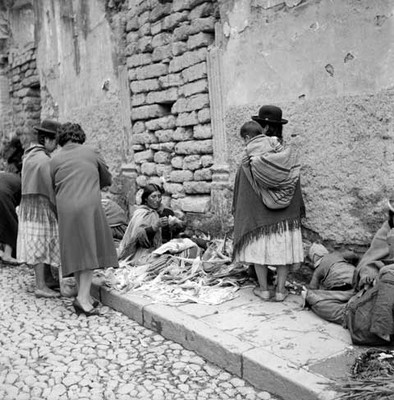Vendedoras quechuas mostrando alimentos a una mujer