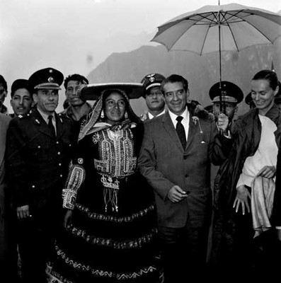 Adolfo López Mateos en compañía de una mujer inca, durante su visita a las ruinas de Machu-Pichu