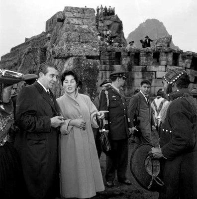 Adolfo López Mateos escucha la platica de la esposa de Manuel Prado sobre un indígena en las ruinas de Machu-Pichu