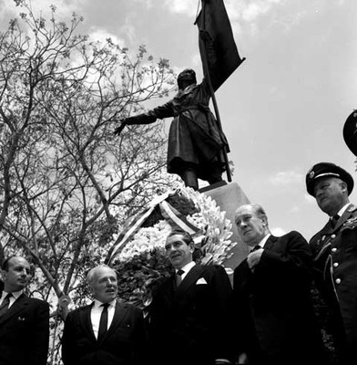 Adolfo López Mateos y su comitiva montan guardia de honor al pie del monumento de Miguel Hidalgo en Perú
