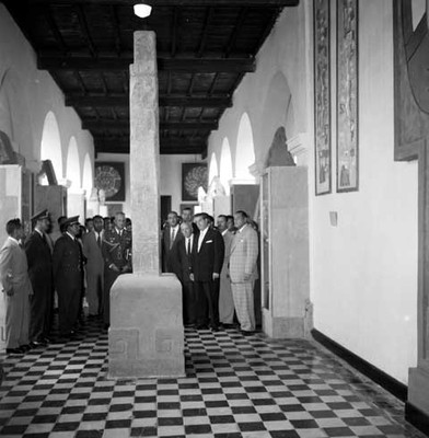 Adolfo López Mateos y su comitiva visitan una exposición de arte peruano en Lima