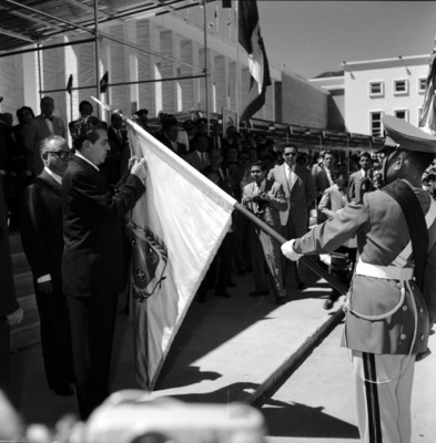 Adolfo López Mateos impuso a los estandartes de las escuelas Naval, Militar y de Aviación, la condecoración del Mérito Militar