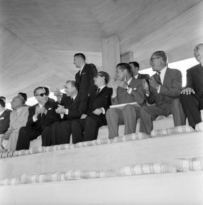 Adolfo López Mateos, Juan Gil Preciado, Jaime Torres Bodet y funcionarios públicos presenciando una carrera en la uninad deportiva de Guadalajara