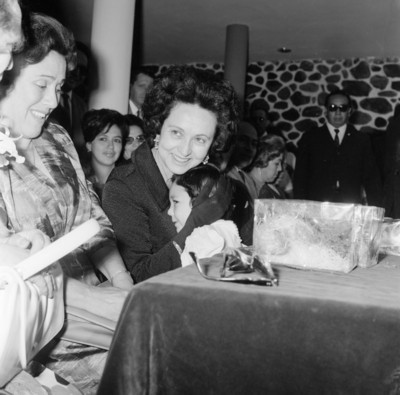 Eva Sámano abrazando a una niña durante la inauguración de un kinder