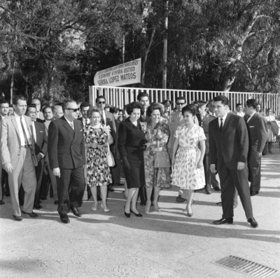 Eva Sámano, Herlinda Torres, Jaime Torres Bodet y otros entrando a una escuela en Jojutla de Juárez