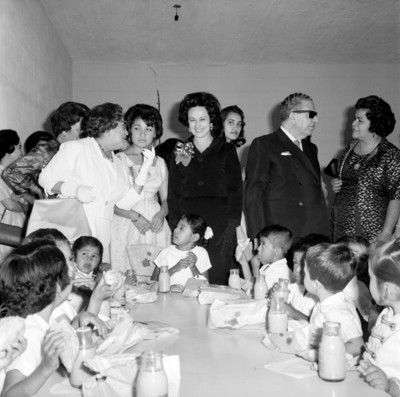 Eva Sámano, Jaime Torres Bodet y mujeres visitando el desayunador de Jojutla de Juárez