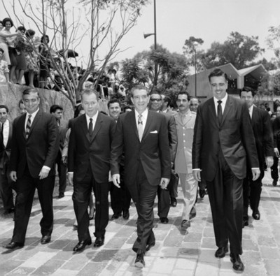 Adolfo López Mateos, Benito Coquet y funcionarios entrando a una clínica del Seguro Social, para su inauguración