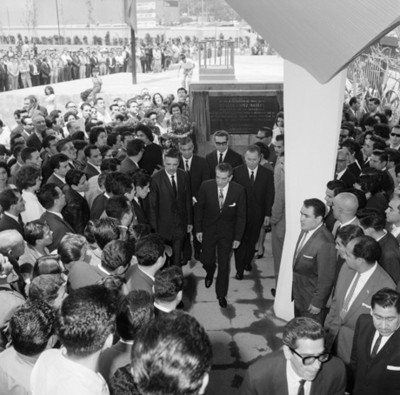 Adolfo López Mateos después de develar la placa inaugural del Centro Social y Deportivo del Seguro Social, toma en picada