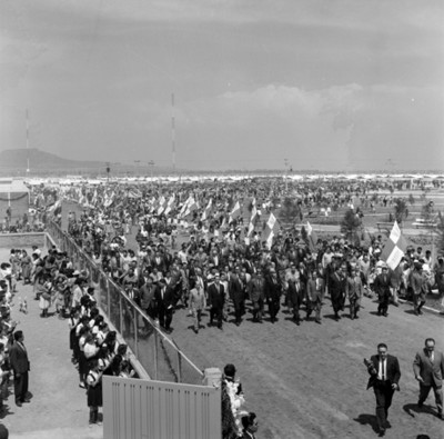 Adolfo López Mateos, Ernesto P. Uruchurtu, funcionarios y gente, caminando por la unidad habitacional para pepenadores de basura, panorámica