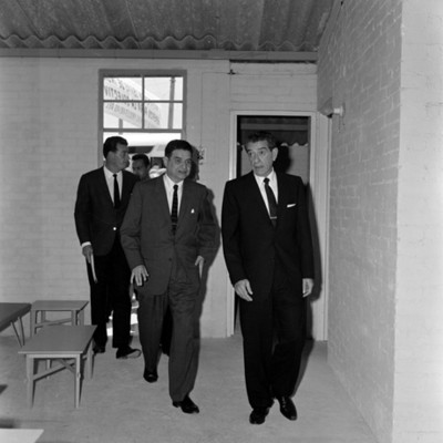 Adolfo López Mateos y Ernesto P. Uruchurtu en una aula de una escuela entregada, a pepenadores de basura