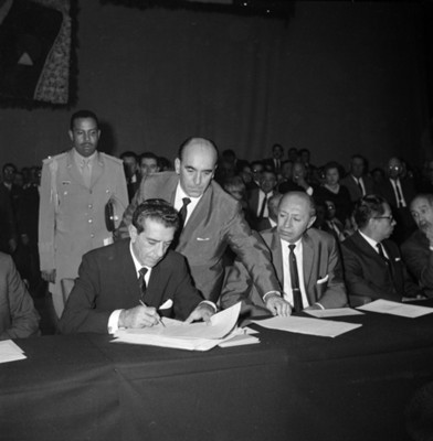 Adolfo López Mateos firma títulos de propiedad, durante una ceremonia