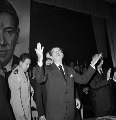 Adolfo López Mateos agradeciendo el recibimiento que le ofrecen en la asamblea de la CTM