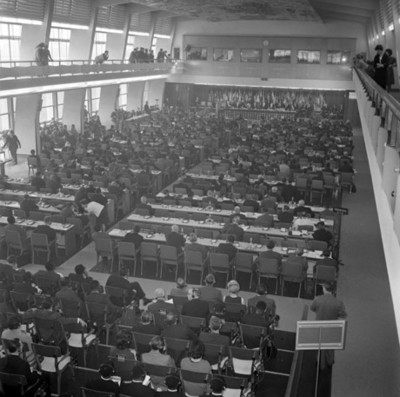 Delegados de paises miembros en auditorio durante asamblea de la F.A.O., vista general
