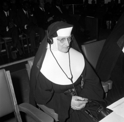 Monja con uriculares durante asamblea de la F.A.O.