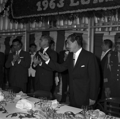 Adolfo López Mateos saludando a los asistentes al banquete del Estatuto Jurídico