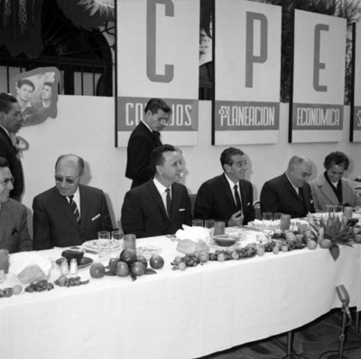 Adolfo López Mateos durante el banquete ofrecido por los Consejos de Planeación Económica y Social