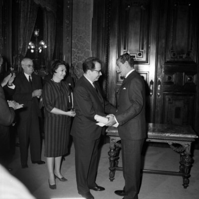 Adolfo López Mateos felicita al doctor Guillermo Haro Barraza