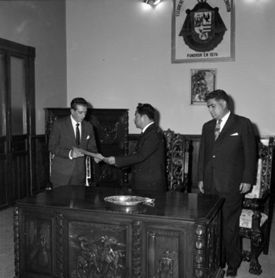 Adolfo López Mateos recibiendo documento durante sesión en su honor por el Cabildo de Atlixco