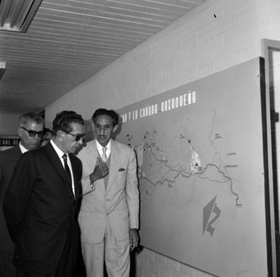 Adolfo López Mateos observando mapas en la exposición de Recursos Hidráulicos