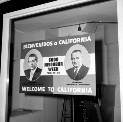 Propaganda de bienvenida con efigies de López Mateos y johnson en un aparador de Los Ángeles