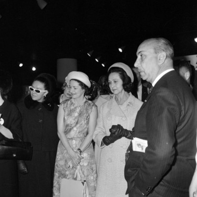 Lady Bird Johnson, Eva Sámano y su hija visitando la sala de arte popular mexicano en Los Ángeles