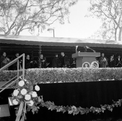 Adolfo López Mateos y Lyndon B. Johnson durante su declaración como doctores honoris causaa en la Universidad de California