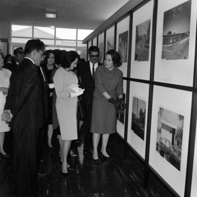 Eva Sámano y comitiva observando fotografías durante su visita al Institito Sonorense de Audiciópn y Lenguaje