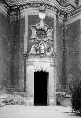 Entrada lateral de una iglesia, fachada