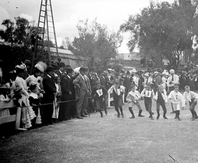 Carrera de niños en un parque