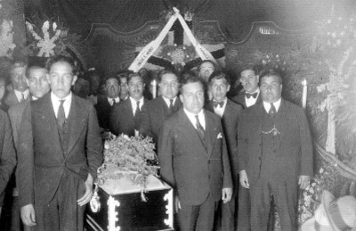 Hombres montando guardia ante un féretro, en un funeral
