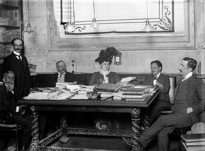 Virginia Fábregas, Luis G. Urbina, Manuel Flores y José María U. durante una escena teatral