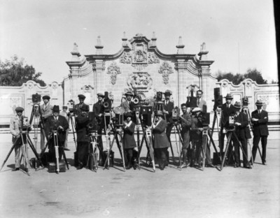 Cinefotógrafos con su equipo frente a la fuente de Chapultepec, retrato de grupo