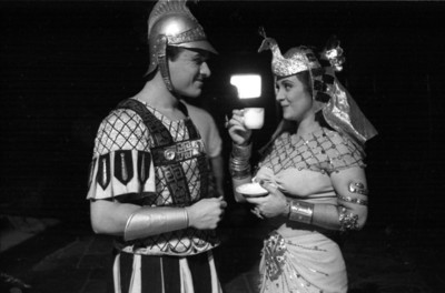 Luis Sandrini y María Antonieta Pons en la película La vida íntima de Marco Antonio y Cleopatra