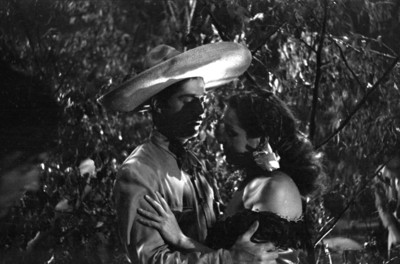 Roberto Cañedo abrazando a una mujer en la escenificación de un romance