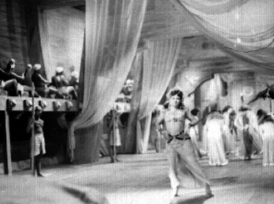 Bailarinas en un escenario durante la filmacióbn de la película Cleopatra