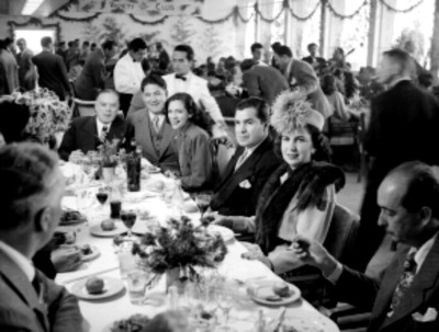Artistas y productores de cine durante un banquete en la inauguración del Variety Club