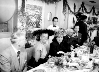 Actores y productores de cine disfrutando de un banquete durante una inauguración