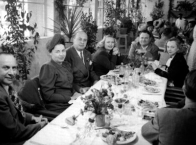 Actrices y productores de cine durante un banquete en la inauguración del Variety Club