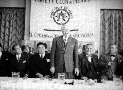 Empresario haciendo uso de la palabra durante la fiesta de inauguración del Variety Club